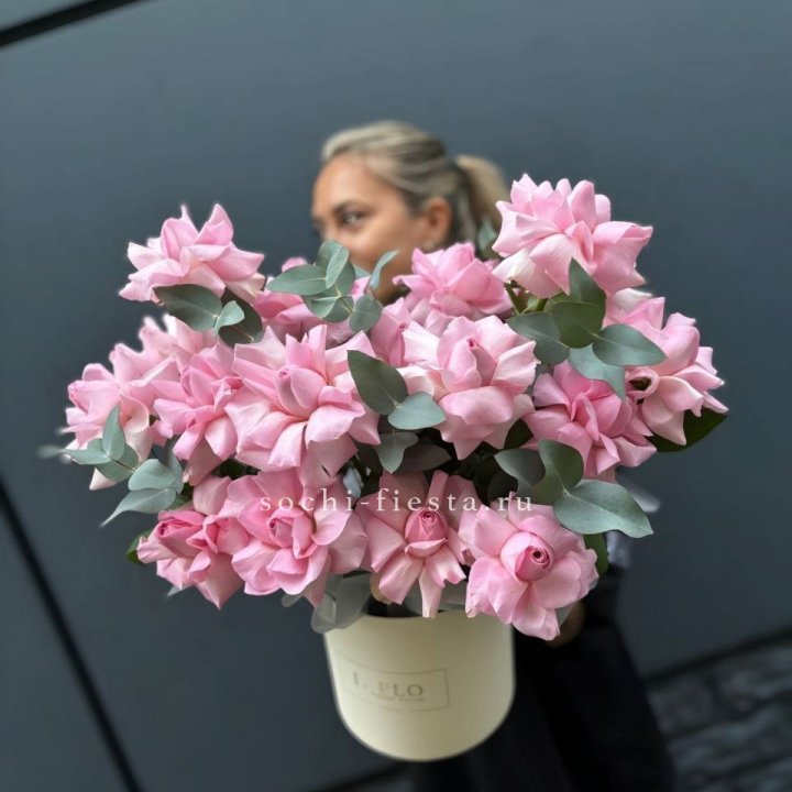 17 Розовых французских роз в боксе в Хабаровске