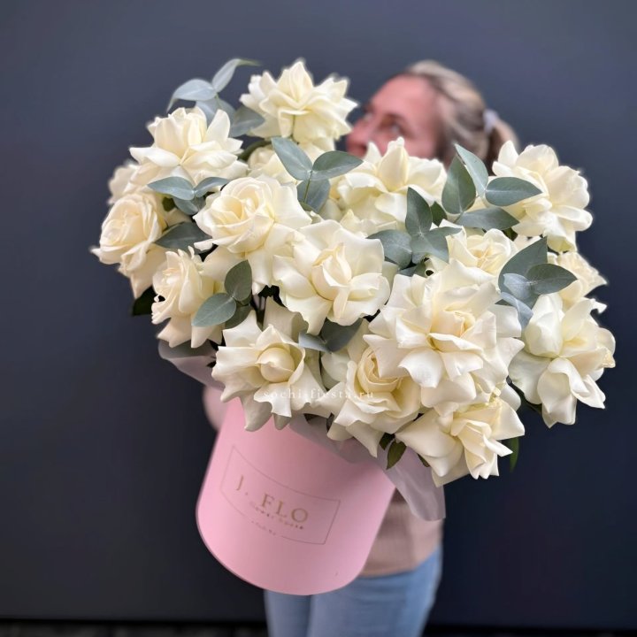 25 Французских белых роз в боксе в Хабаровске