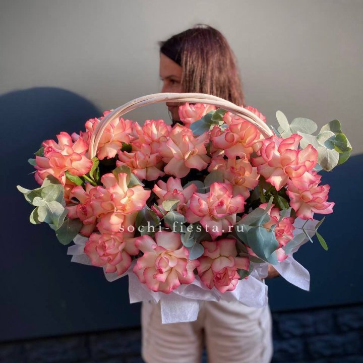 25 Французских роз Джумилия в корзине в Хабаровске