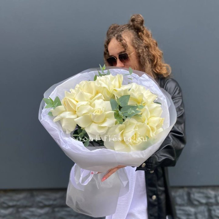 7 Белых французских роз  в Хабаровске