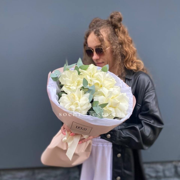 5 Белых французских роз в Хабаровске