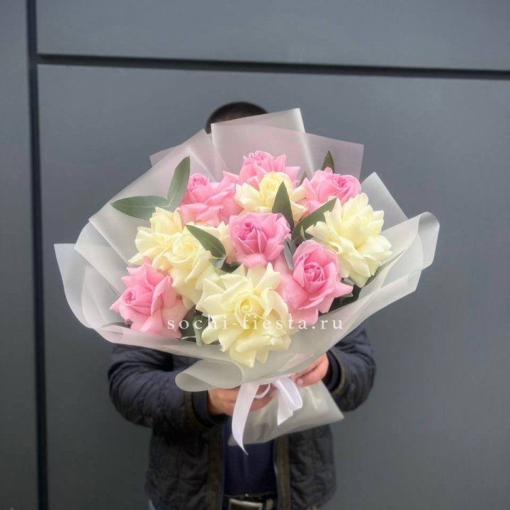 11 бело-розовых роз в Хабаровске