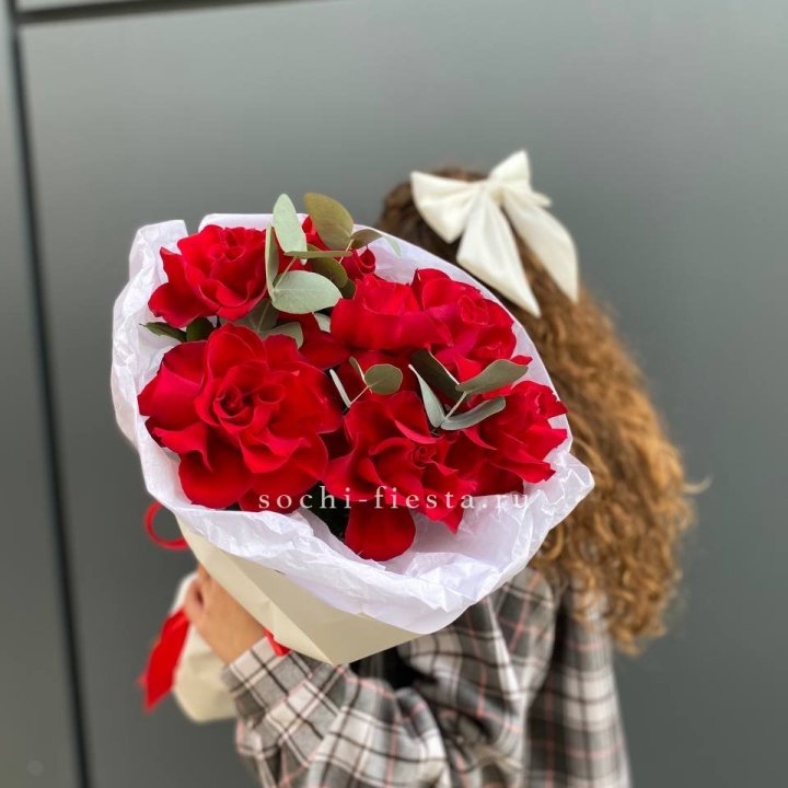 7 красных французских роз в Хабаровске