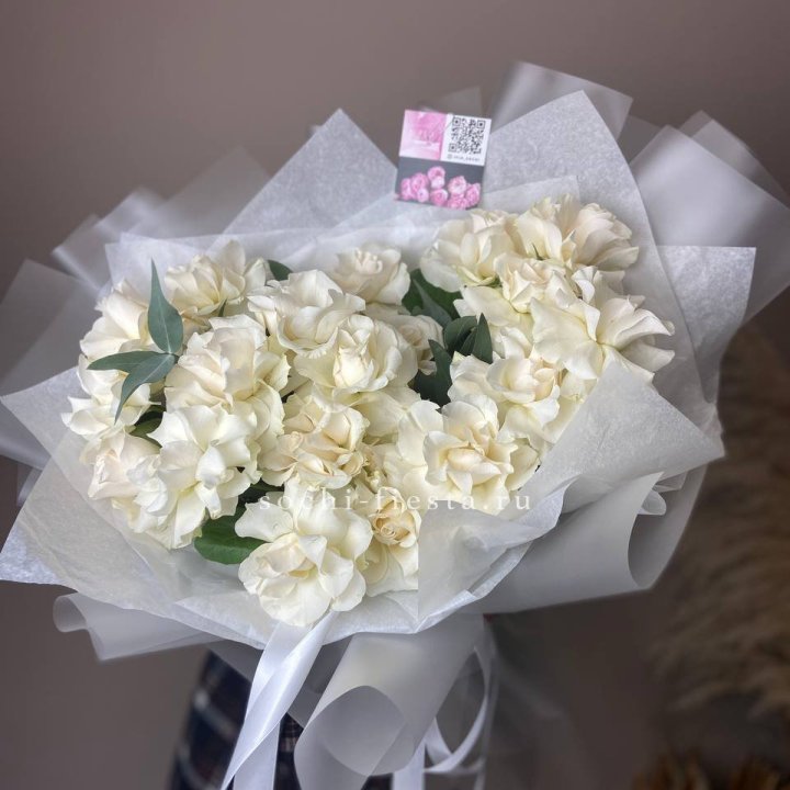 21 французских роз с эвкалиптом в Хабаровске