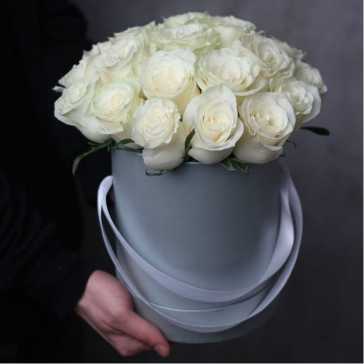 15 белых роз в цилиндре в Хабаровске