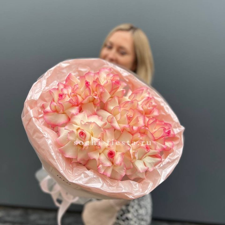 9 французских роз Джумилия в нежном оформлении в Хабаровске