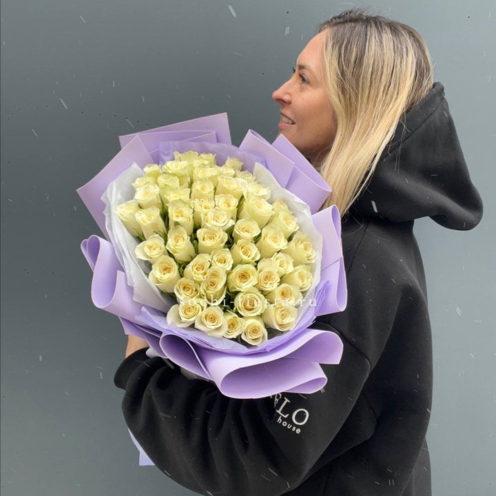 51 белая кенийская роза в оформлении в Хабаровске