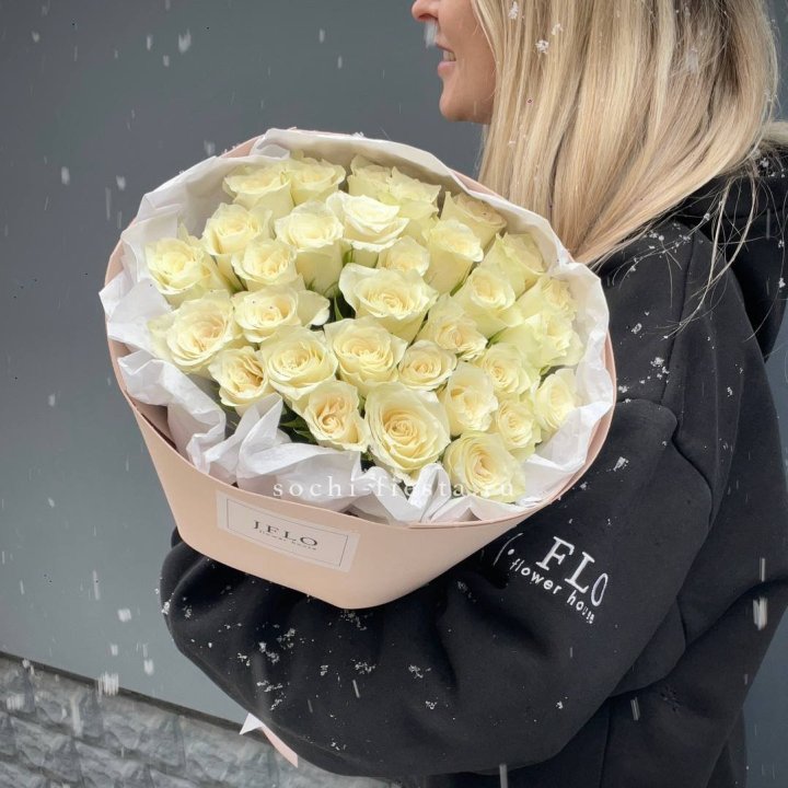 31 белая роза в оформлении в Хабаровске