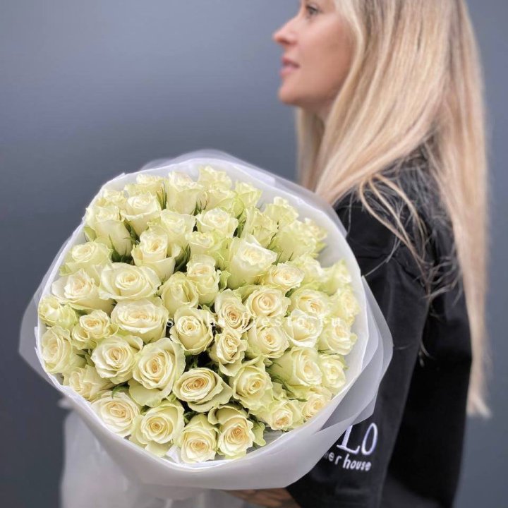 Воздушный букет из 51 белой кенийской розы в Хабаровске