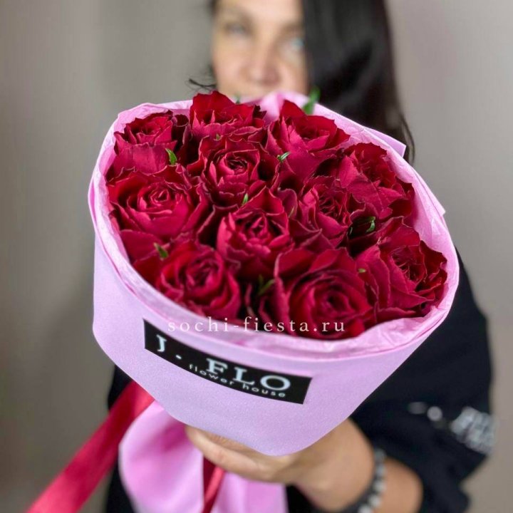 11 красных роз мадам ред в Хабаровске