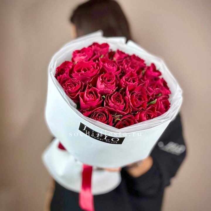 Букет красных роз мадам ред в Хабаровске