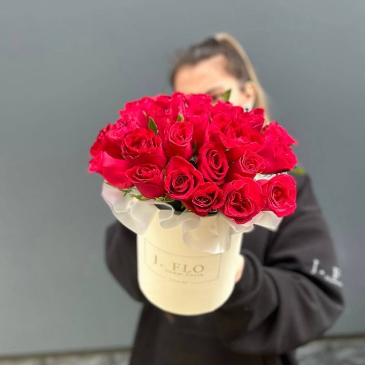 27 кенийских роз в боксе в Хабаровске