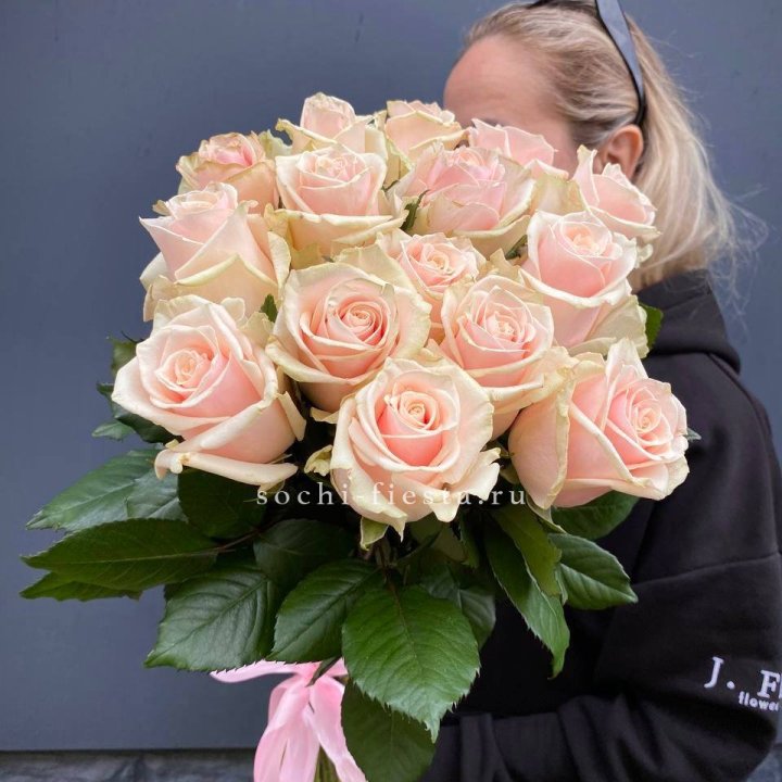 15  кремовых высоких роз в Хабаровске