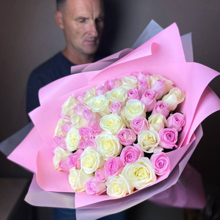 51 белых и розовых роз в Хабаровске