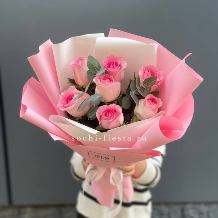 7 роз с эвкалиптом в Хабаровске