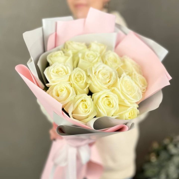 15 белых роз пудра в Хабаровске