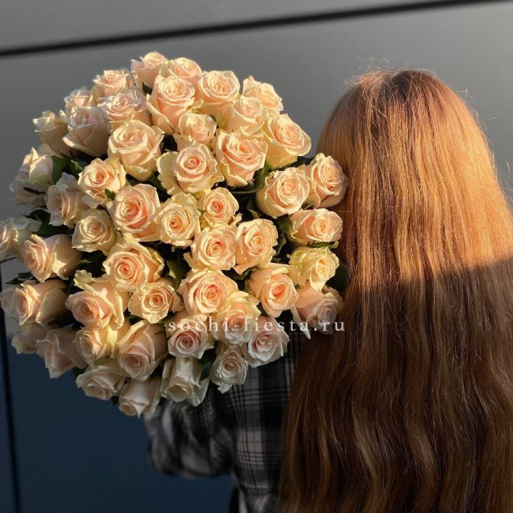 Охапка кремовых роз в Хабаровске