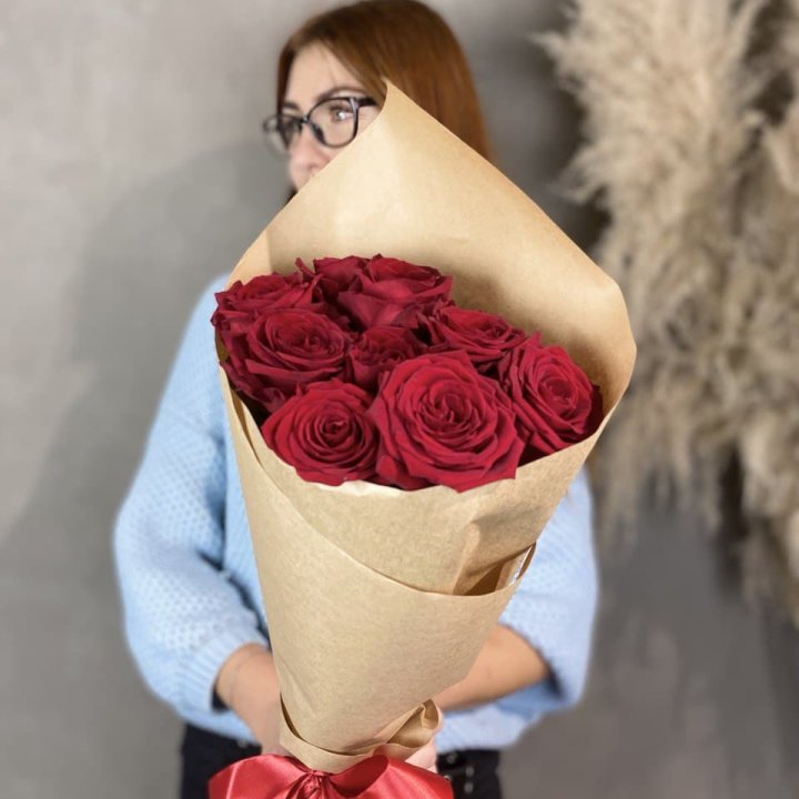 9 красных роз в крафте в Хабаровске