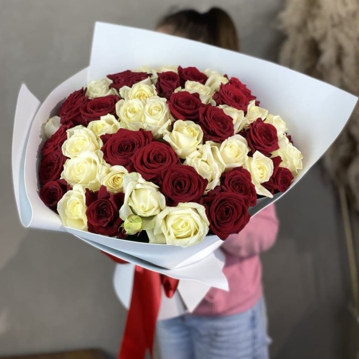 51 красная и белая роза в Хабаровске
