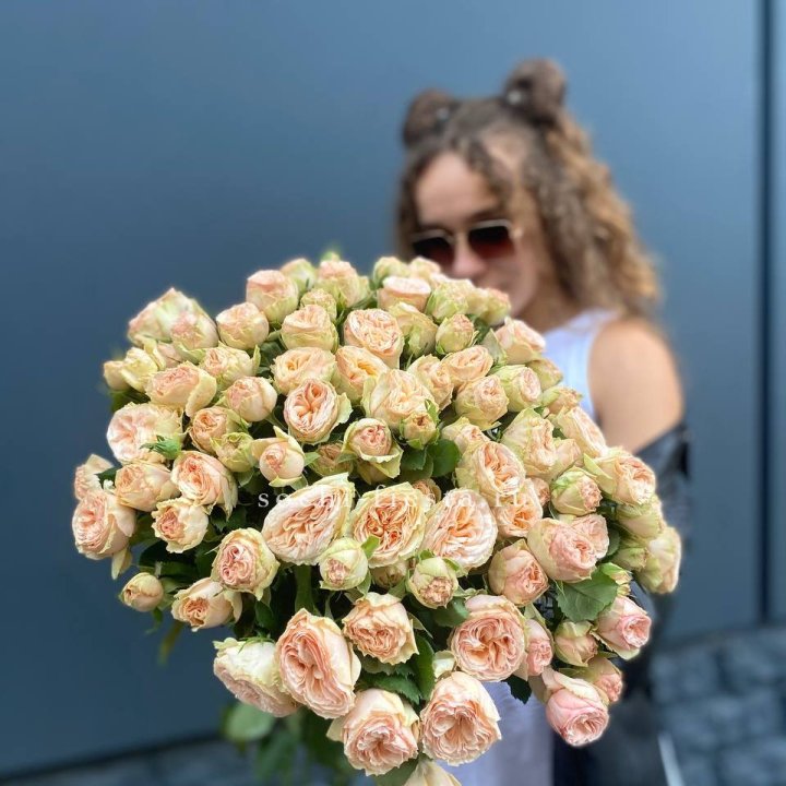 25 пионовидных роз в Хабаровске