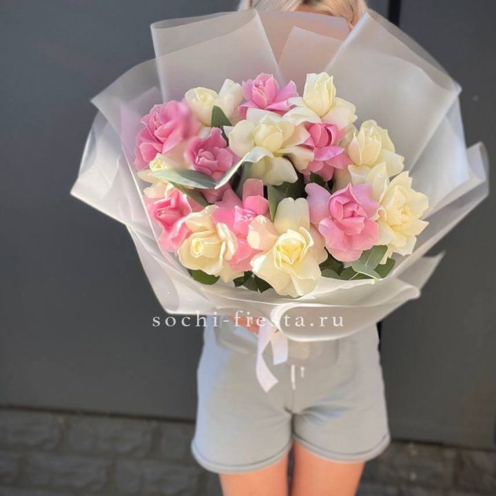 15 бело-розовых роз в Хабаровске