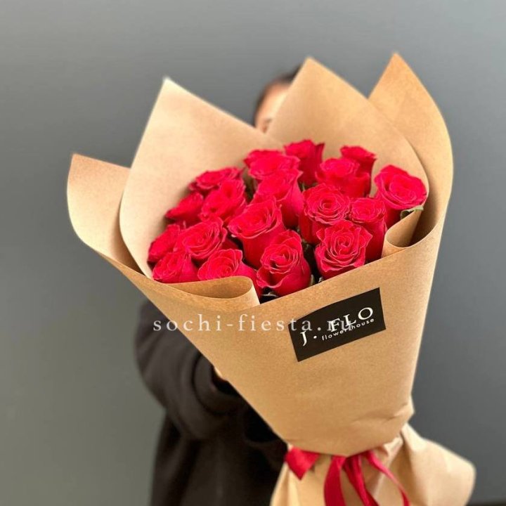 19 красных роз в крафте в Хабаровске