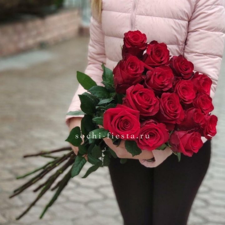 15 высоких красных роз в Хабаровске