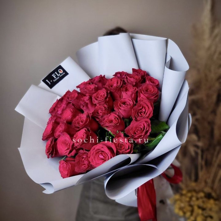 Красные розы 33 шт в Хабаровске