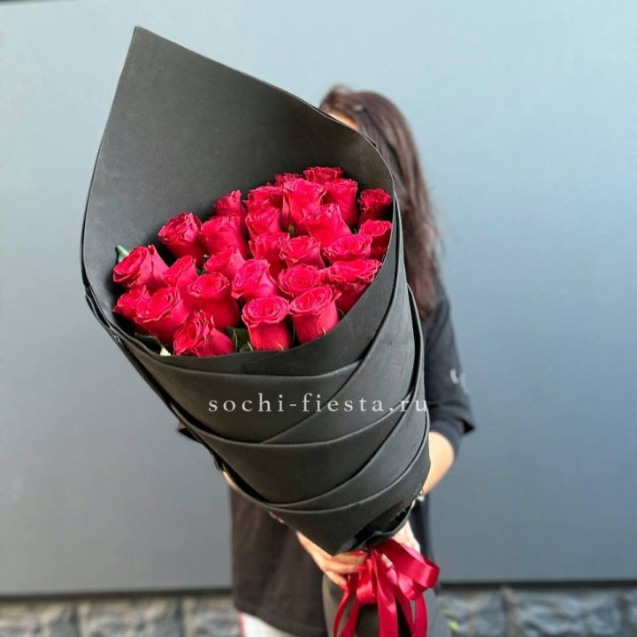 25 высоких красных роз в Хабаровске