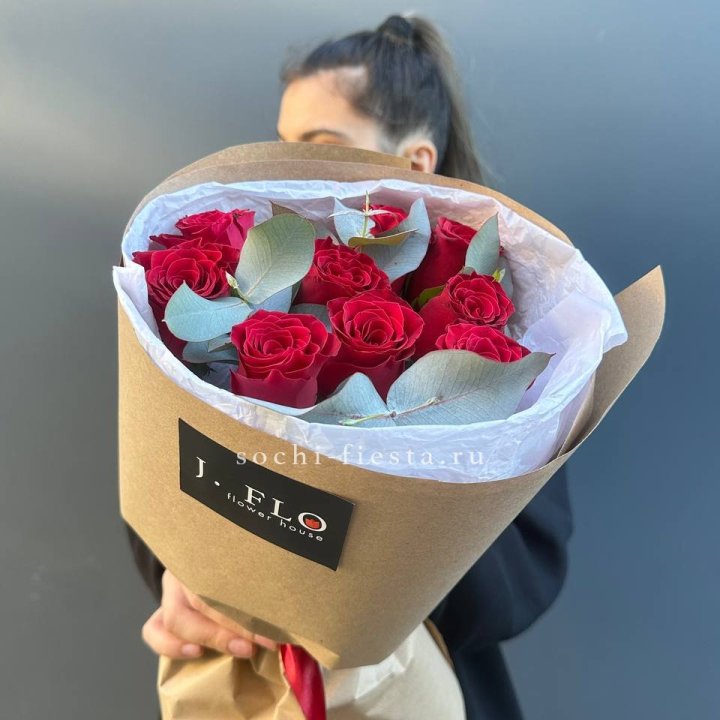 9 роз с эвкалиптом в Хабаровске