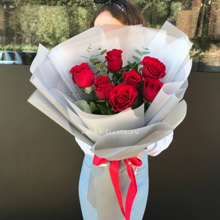 7 красных роз с эвкалиптом  в Хабаровске