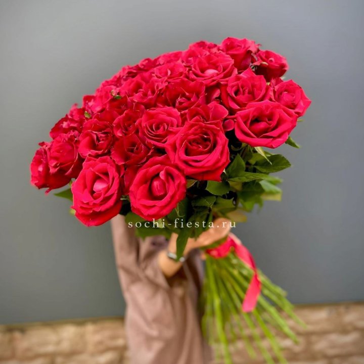 51 высокая красная роза в Хабаровске