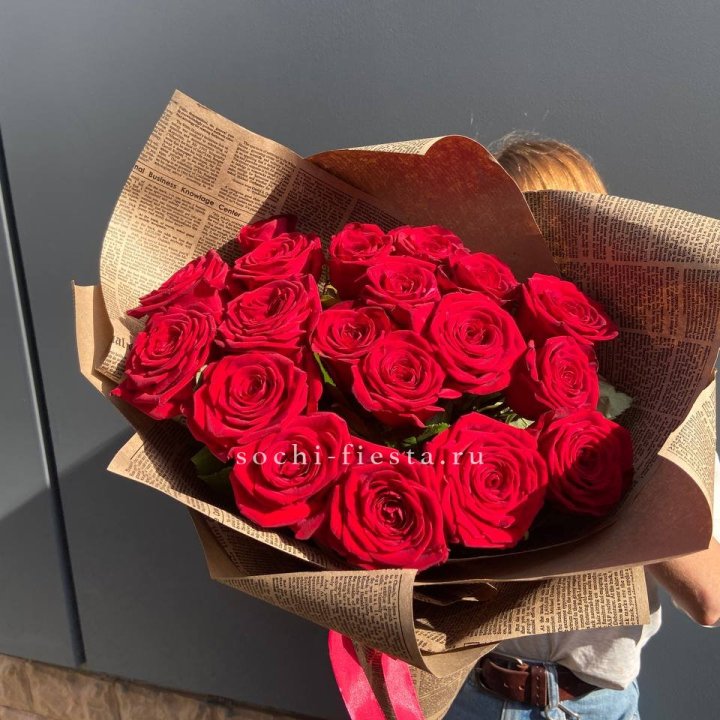 19 красных роз Леди Крафт в Хабаровске