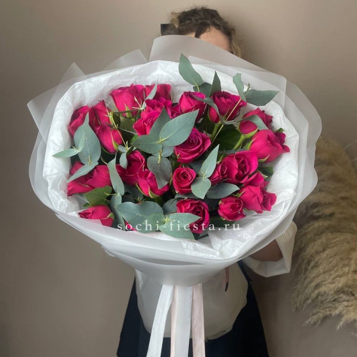 25 малиновых роз с эвкалиптом в Хабаровске