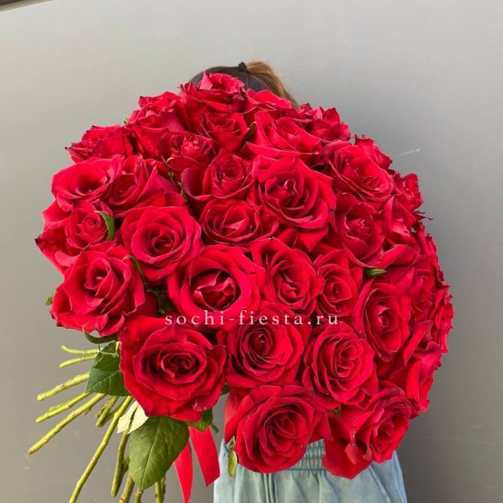 35 красных роз под ленту в Хабаровске