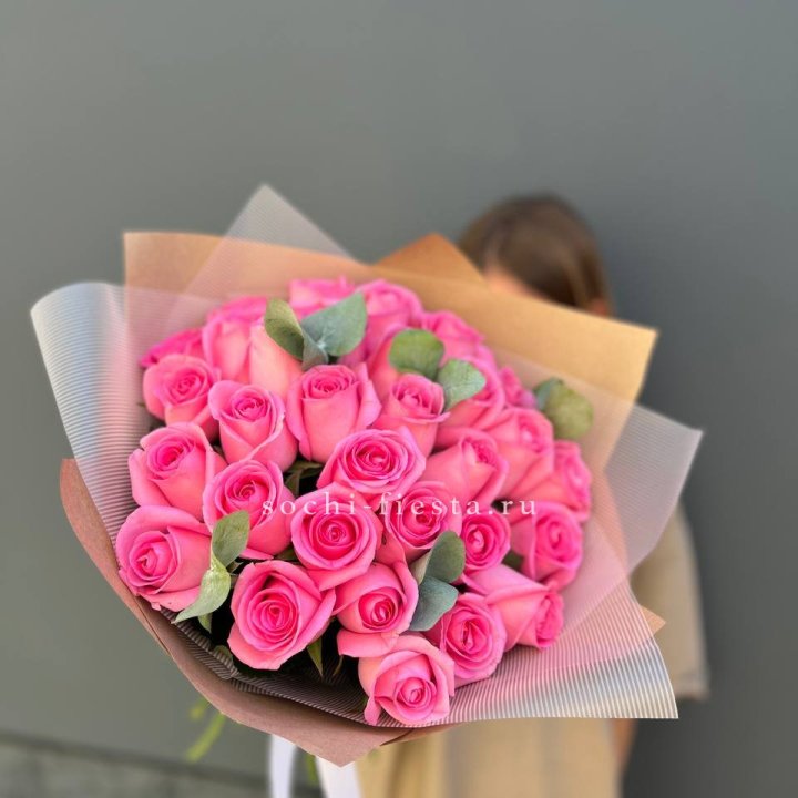 31 розовая роза с эвкалиптом в Хабаровске