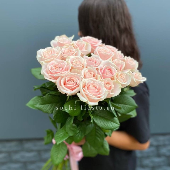 Высокие розовые розы в Хабаровске