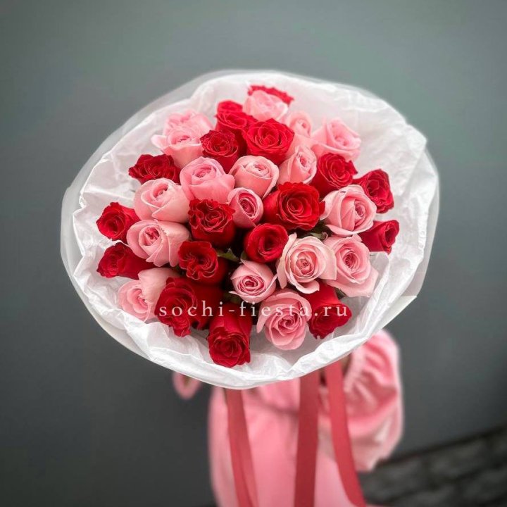 Букет красных и розовых 35 роз в Хабаровске