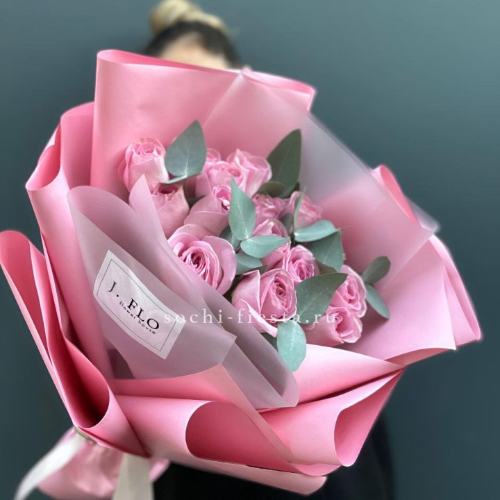 15 Розовых роз с эвкалиптом в Хабаровске