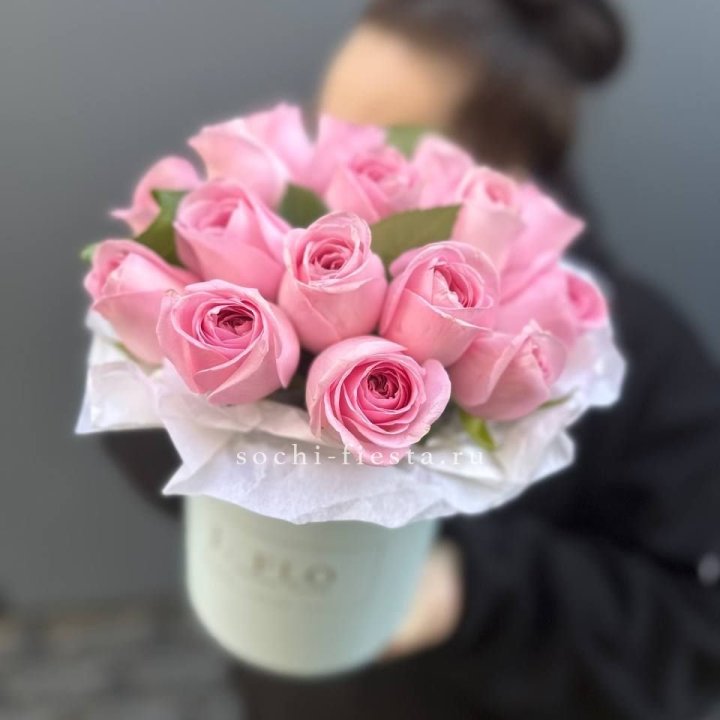 17 розовых роз в цилиндре в Хабаровске