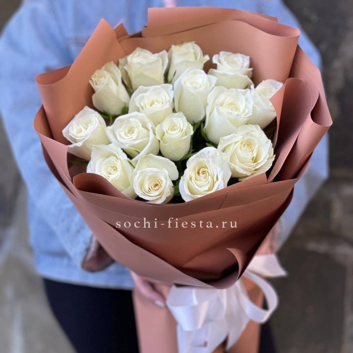 15 белых роз сиена в Хабаровске