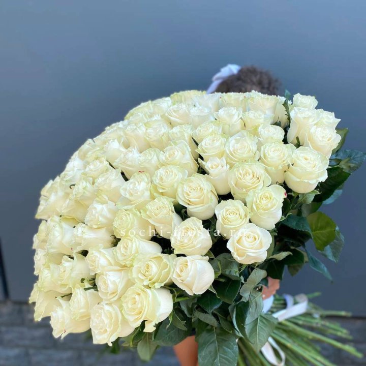 101 белая высокая роза в Хабаровске
