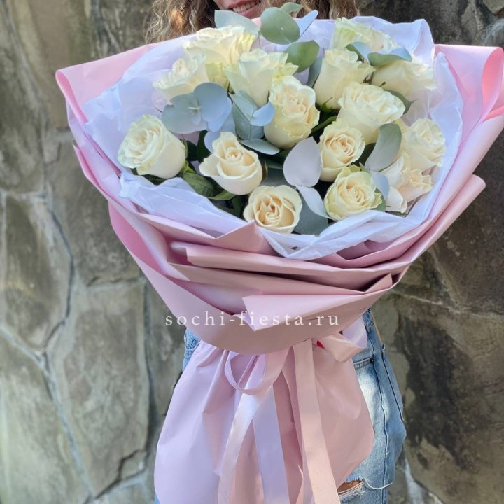 Белые розы в авторском оформлении в Хабаровске