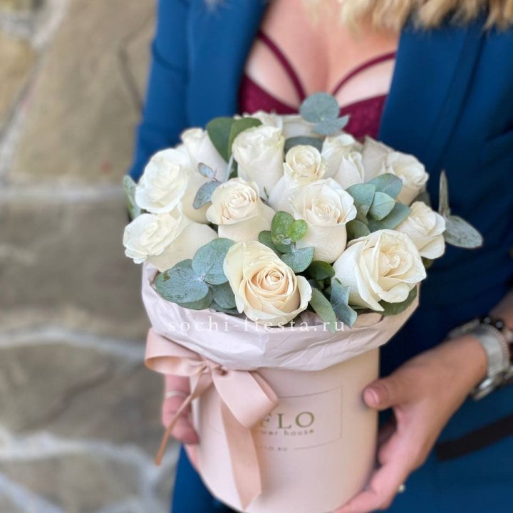 Цилиндр из белых роз в Хабаровске