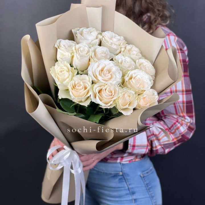 15 белых роз кофе в Хабаровске