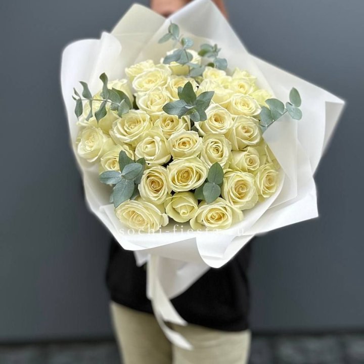 31 белая роза с эвкалиптом в Хабаровске