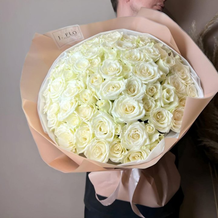 51 белая  роза в оформлении в Хабаровске