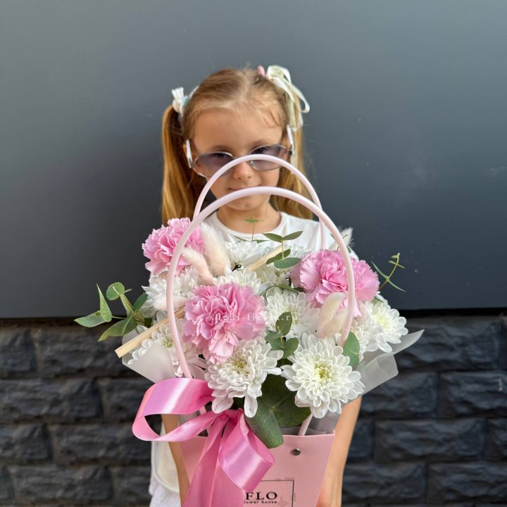 Сумочка из стойких хризантем и диантуса в Хабаровске