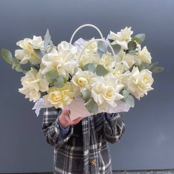 15 белых роз в сумочке в Хабаровске