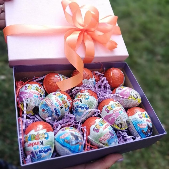 Коробка с киндерами в Хабаровске